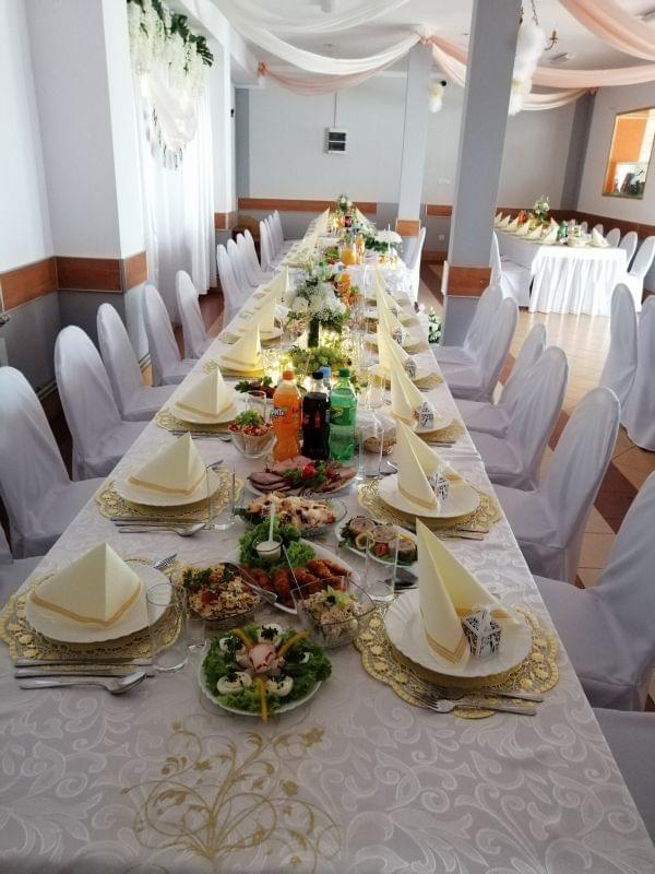 zastawiony stół weselny